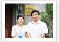 （左）王　愛慧　（右）周　文棠教授